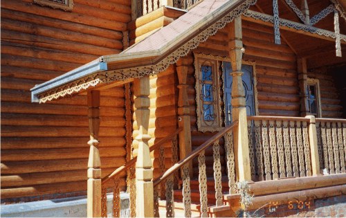 Красивое крыльцо деревянного дома